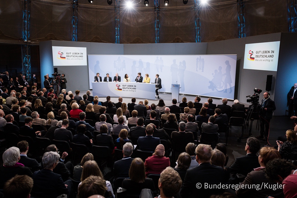 Foto von der Podiumsdiskussion mit Bundeskanzlerin Angela Merkel und Bundeswirtschaftsminister Sigmar Gabriel bei der Auftaktveranstaltung des Bürgerdialogs