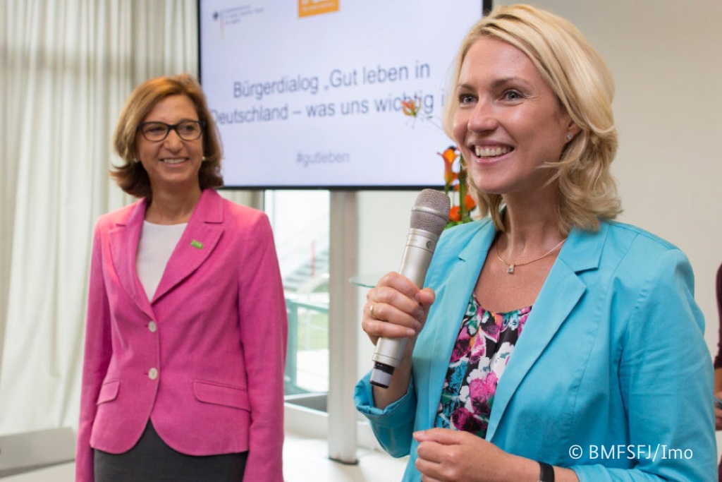 Foto von Manuela Schwesig und einer Frau vor einem Präsentationsfernseher. Auf dem Präsentationsfernseher ist "Bürgerdialog Gut leben in Deutschland - was uns wichtig ist" zu lesen.