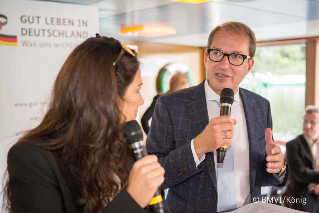 Foto von Alexander Dobrindt, der mit einer Frau diskutiert.