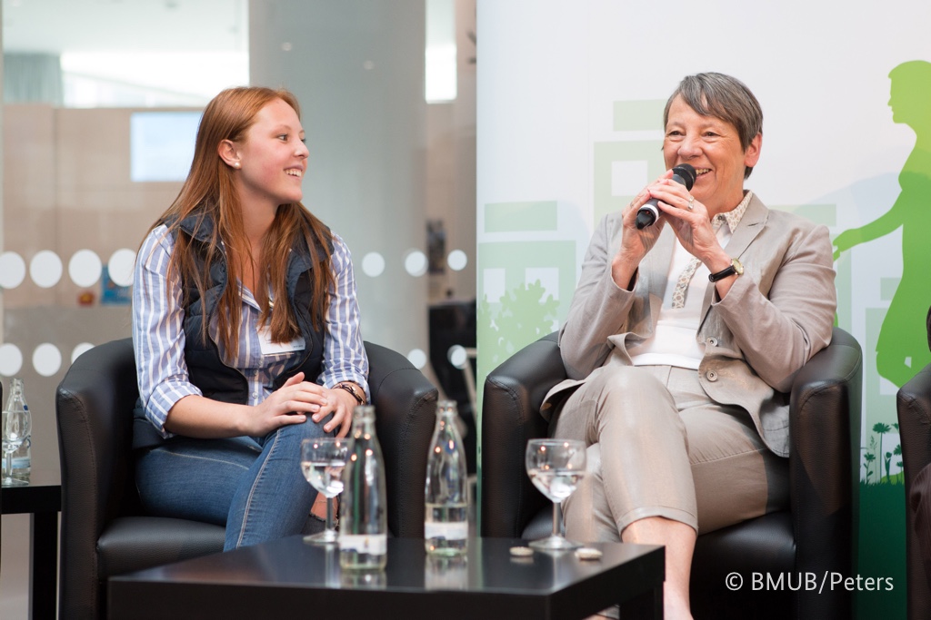 Foto von Barbara Hendricks, die mit einer Teilnehmerin diskutiert.